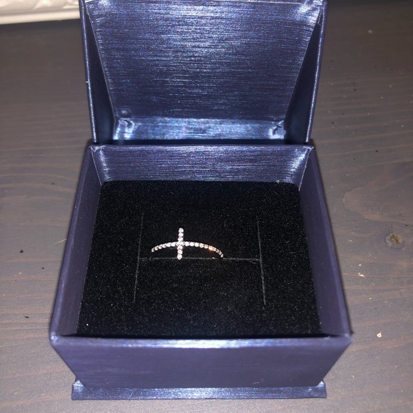 Diamond cross ring - Picture 1 of 2